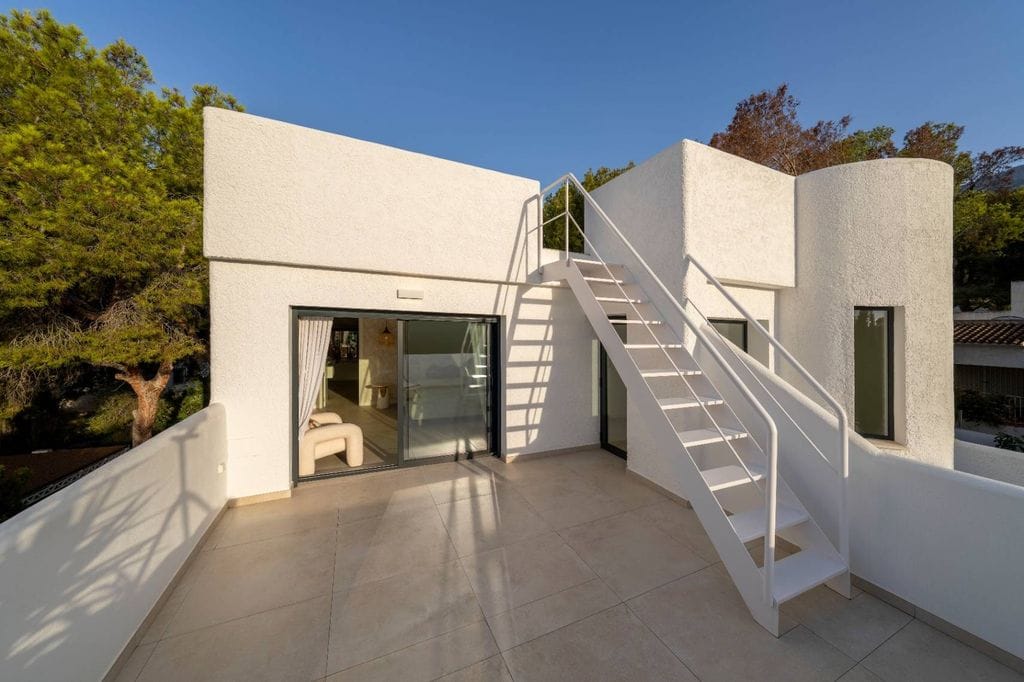 Exclusiva villa de estilo ibicenco en Altea con vistas al mar y piscina privada