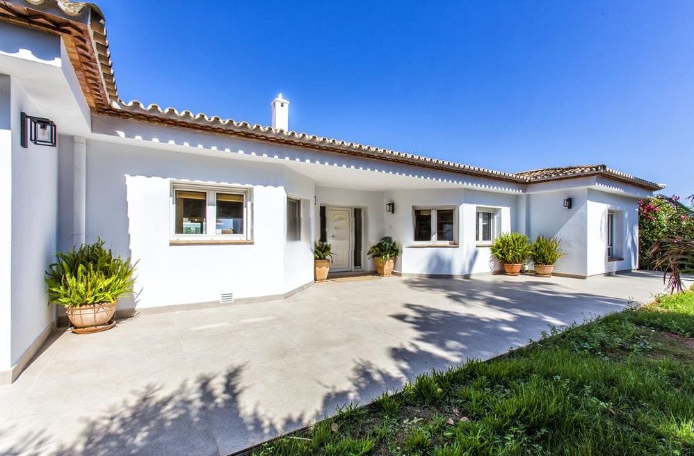 Villa zum Verkauf mit 4 Schlafzimmern und Pool in Denia, Alicante