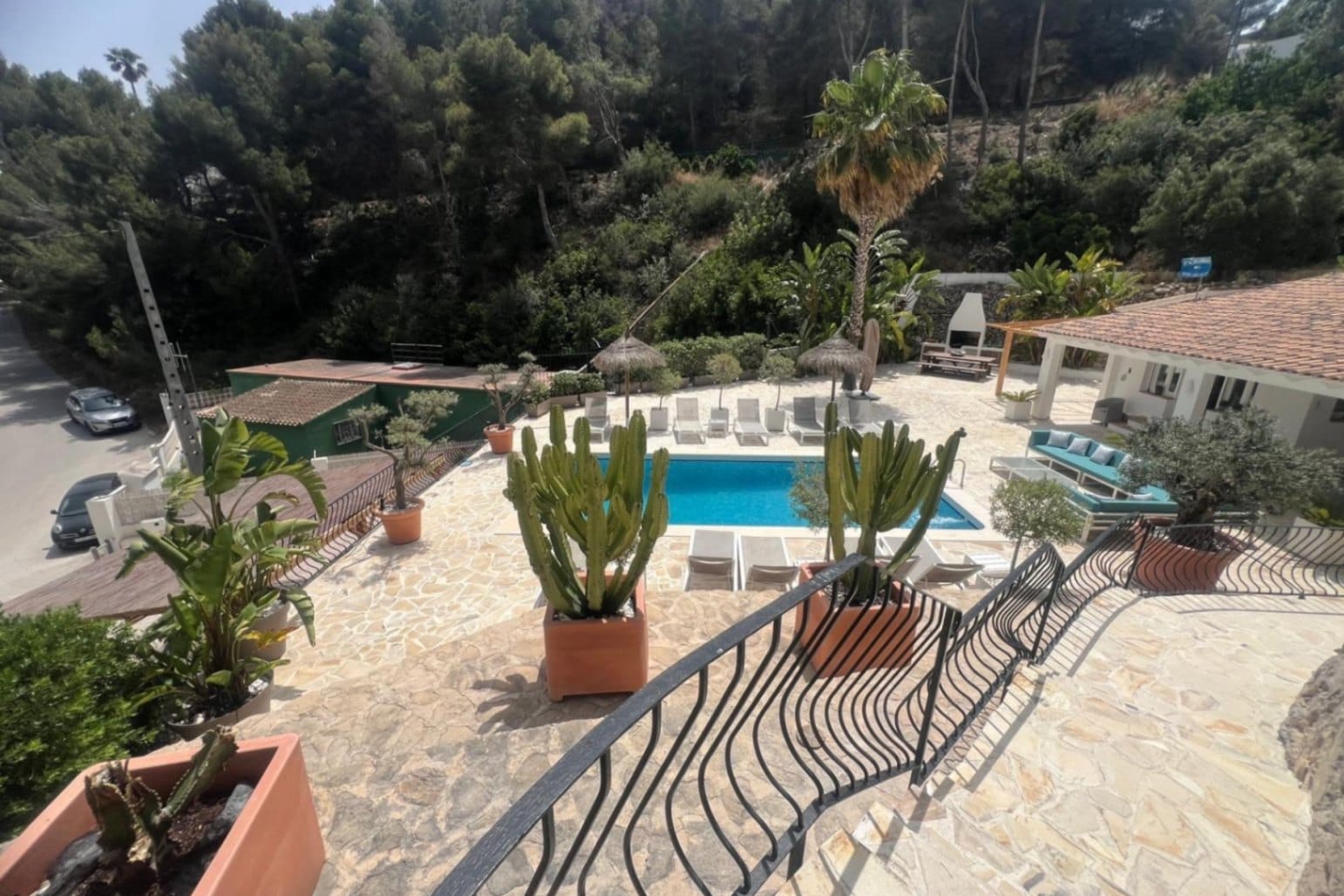 Ibizan villa mit großem Privatgrundstück und Meerblick zum Verkauf in Moraira.