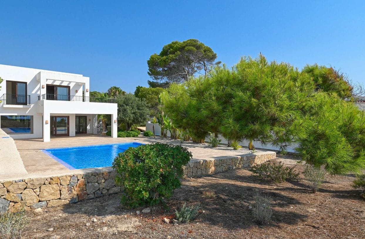 Exclusiva Villa Mediterránea Reformada con Vistas al Mar en Moraira