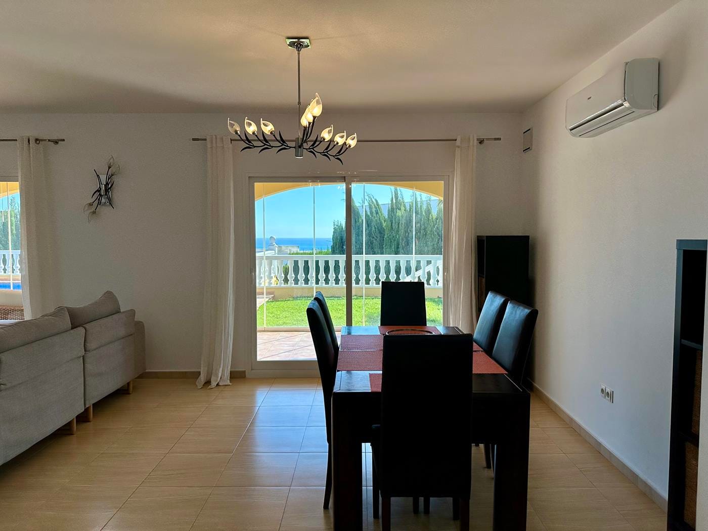 Villa con jardín, piscina privada y vistas al mar en Cumbre del Sol