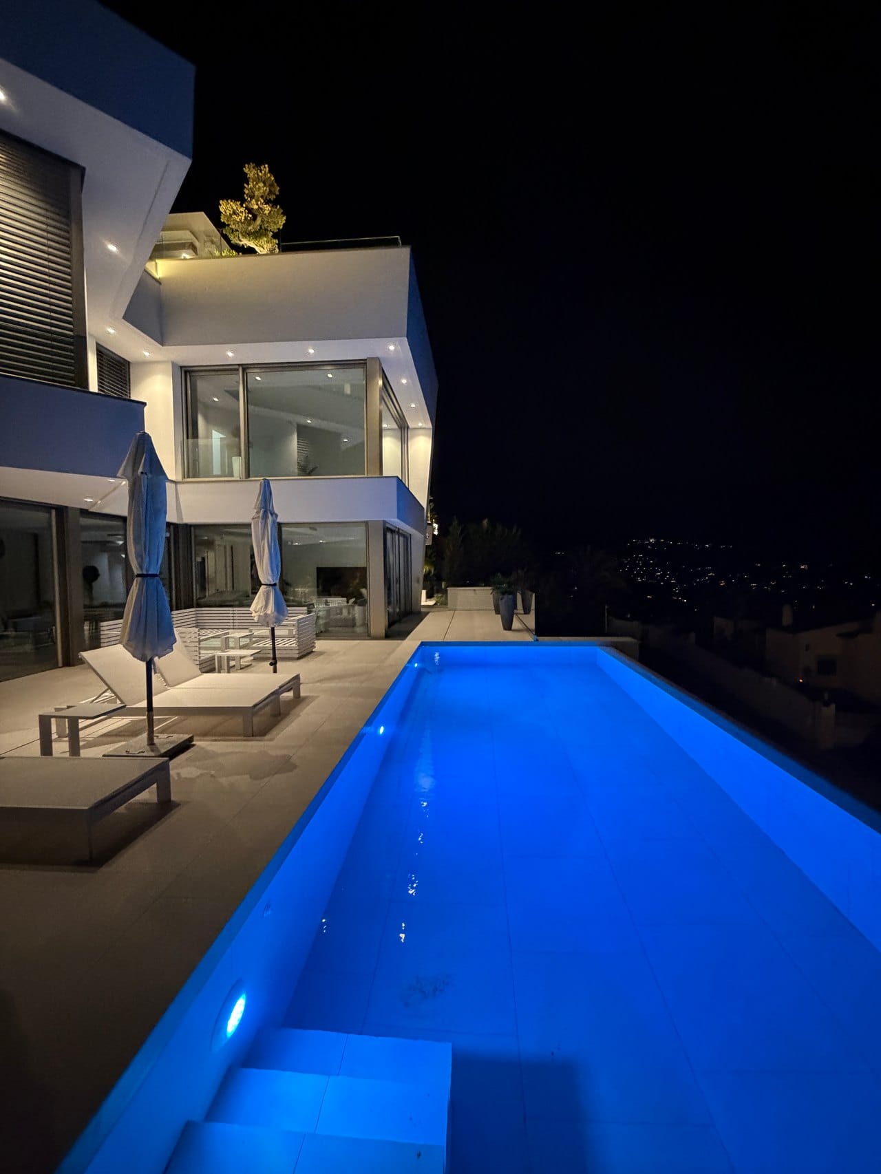 Espectacular villa de lujo con vistas al mar en Moraira, terrazas panorámicas, piscina infinity y azotea wellness