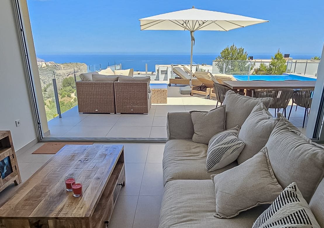 Villa contemporánea de obra nueva en Moraira con vistas panorámicas al mar y alta eficiencia energética