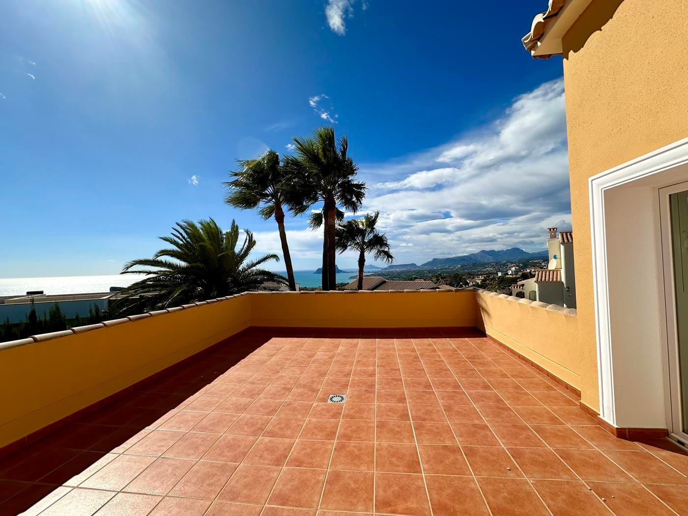 Villa con jardín, piscina privada y vistas al mar en Cumbre del Sol