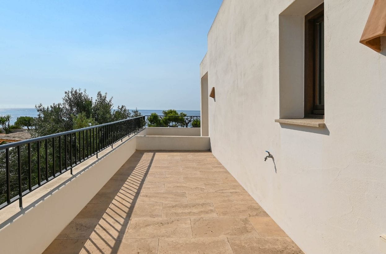 Exclusiva Villa Mediterránea Reformada con Vistas al Mar en Moraira