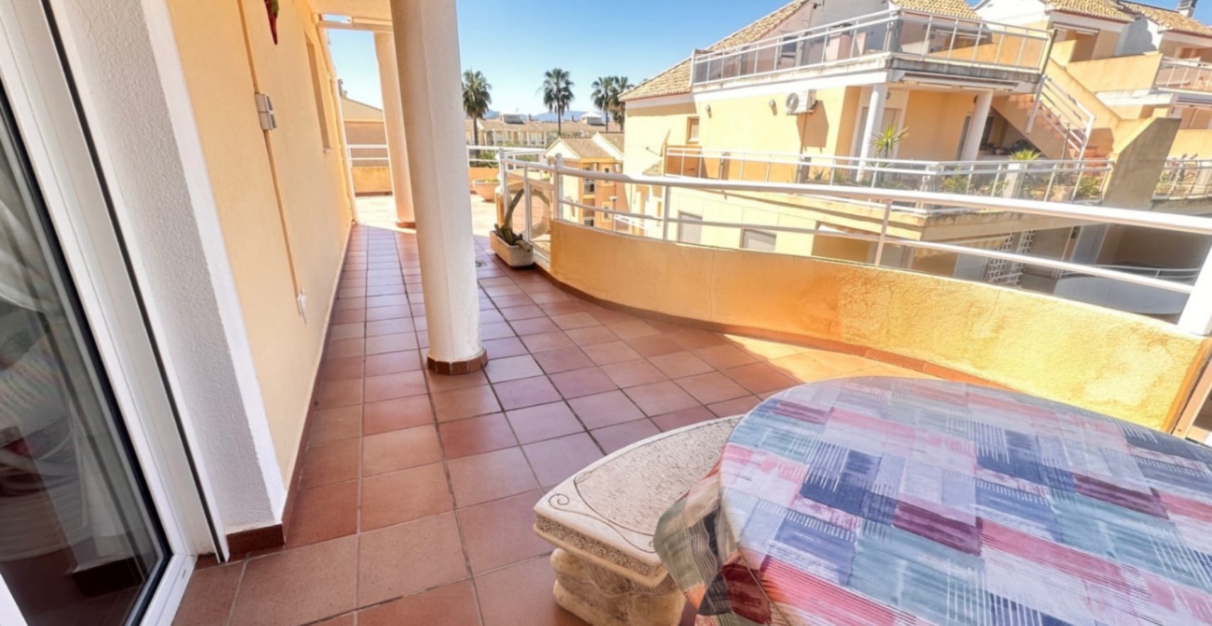 Amplio ático con gran terraza, piscina y excelente ubicación en Dénia (Las Marinas)
