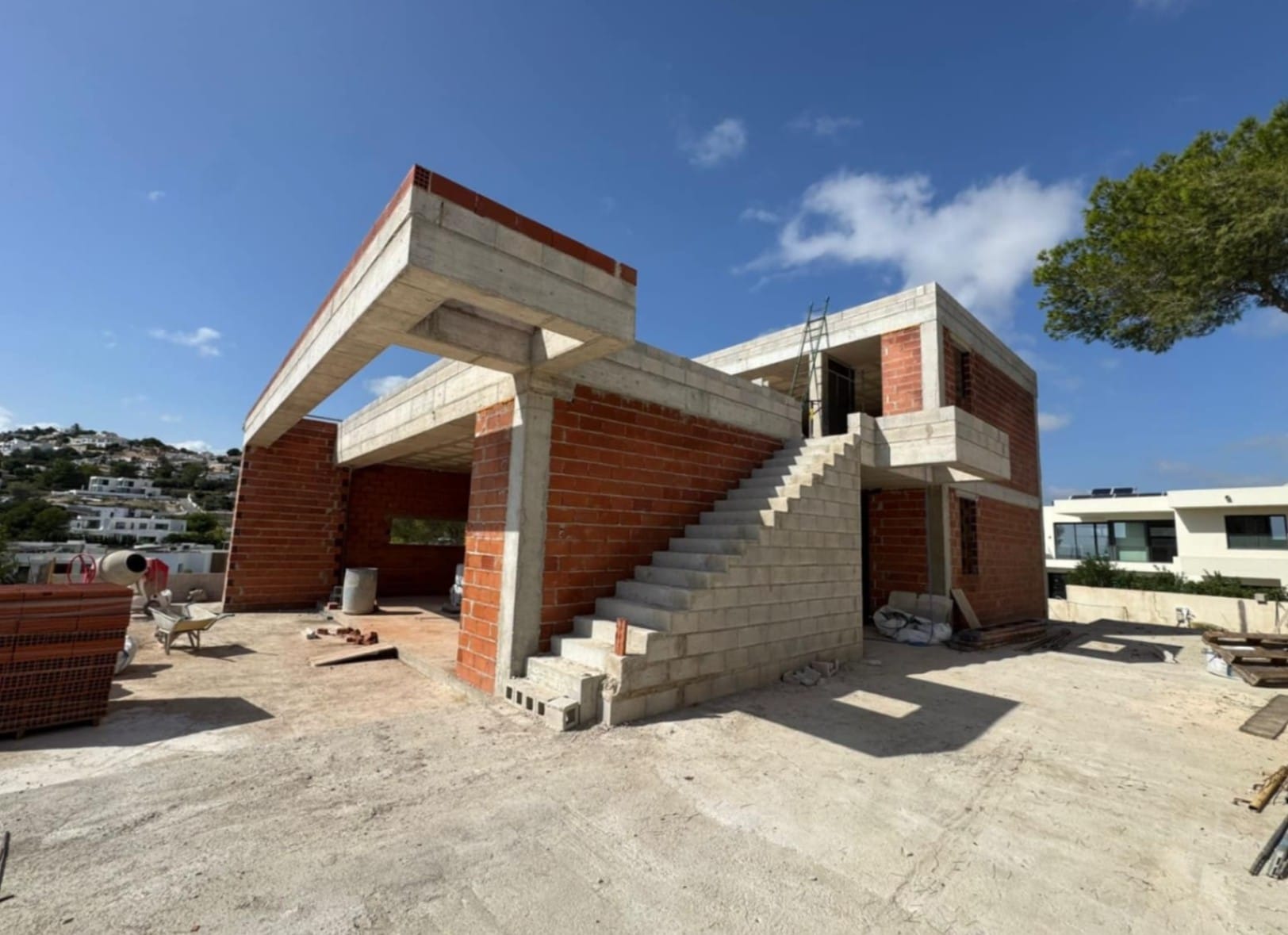 Villa de obra nueva de arquitectura contemporánea con vistas al mar en Moraira
