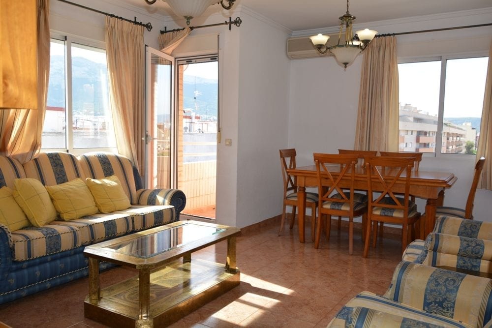 Bel appartement en duplex très bien distribué avec de belles vues sur la mer et le Montgo,