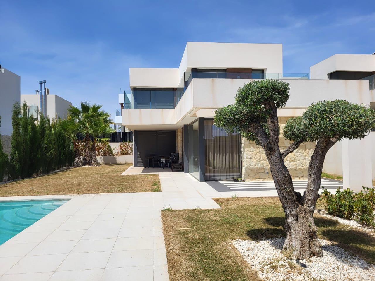 Villa a la venta con 4 habitaciones y piscina en Finestrat, Sierra Cortina