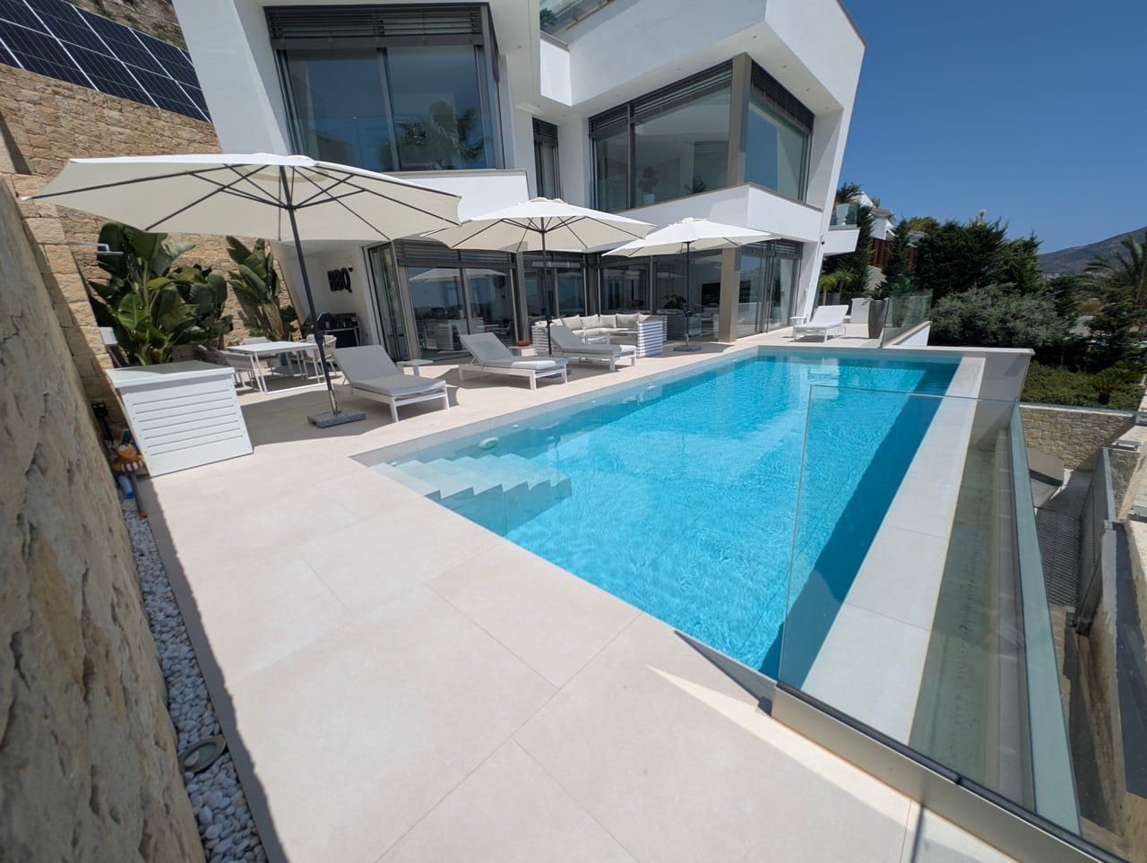 Espectacular villa de lujo con vistas al mar en Moraira, terrazas panorámicas, piscina infinity y azotea wellness