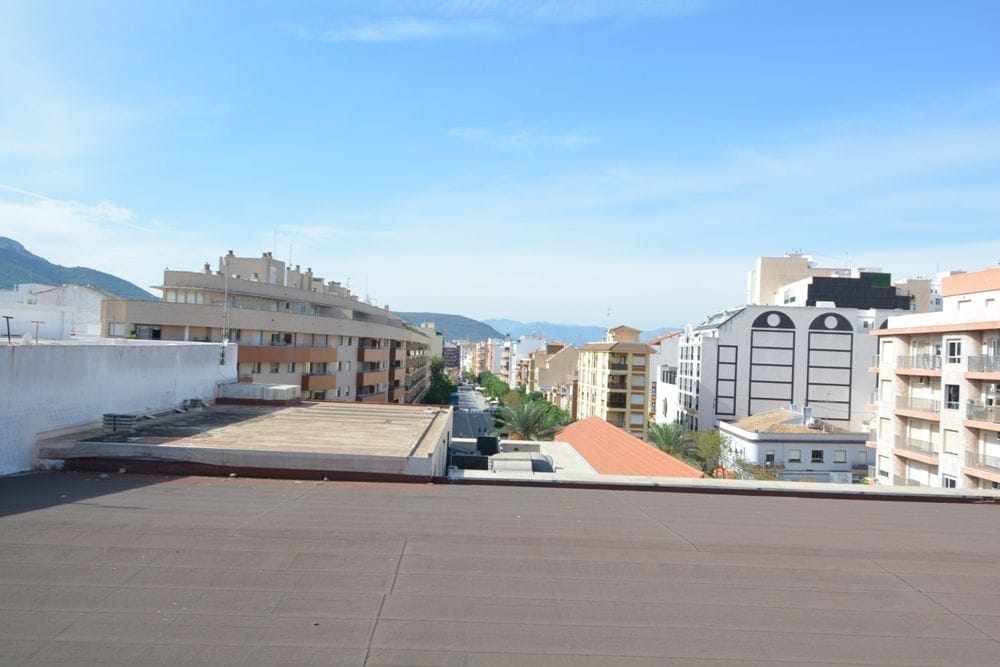 Bel appartement en duplex très bien distribué avec de belles vues sur la mer et le Montgo,