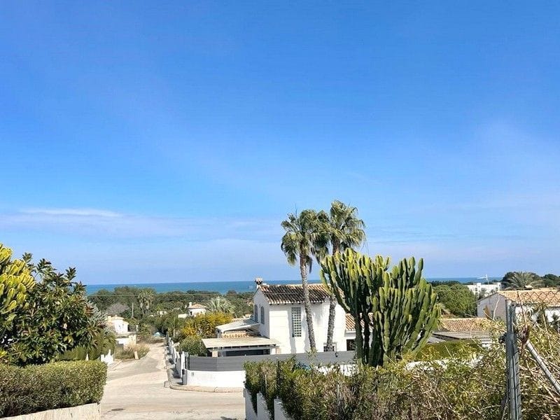 Chalet a reformar con vistas despejadas al mar y al Montgo en Denia
