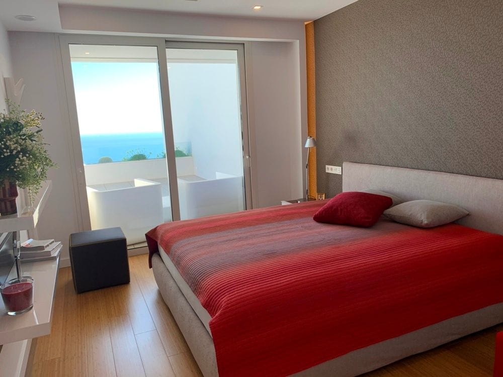 Precioso Apartamento de lujo que disfruta de la espectacularidad de las vistas al mar.-