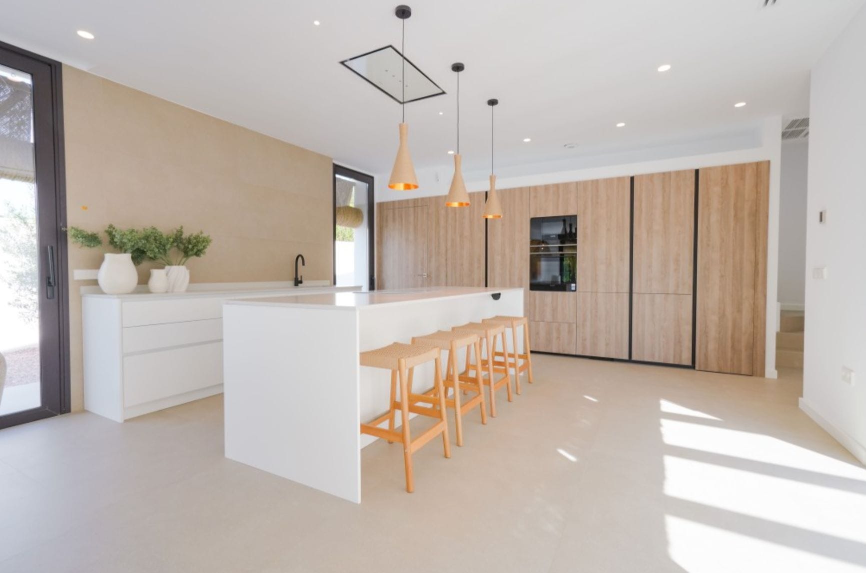 Villa ibicenca de obra nueva con vistas al mar en Moraira