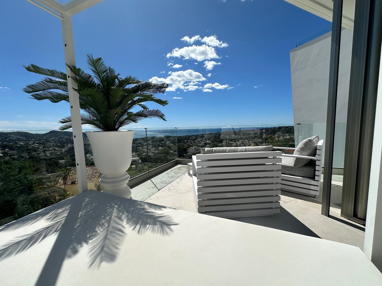 Espectacular villa de lujo con vistas al mar en Moraira, terrazas panorámicas, piscina infinity y azotea wellness