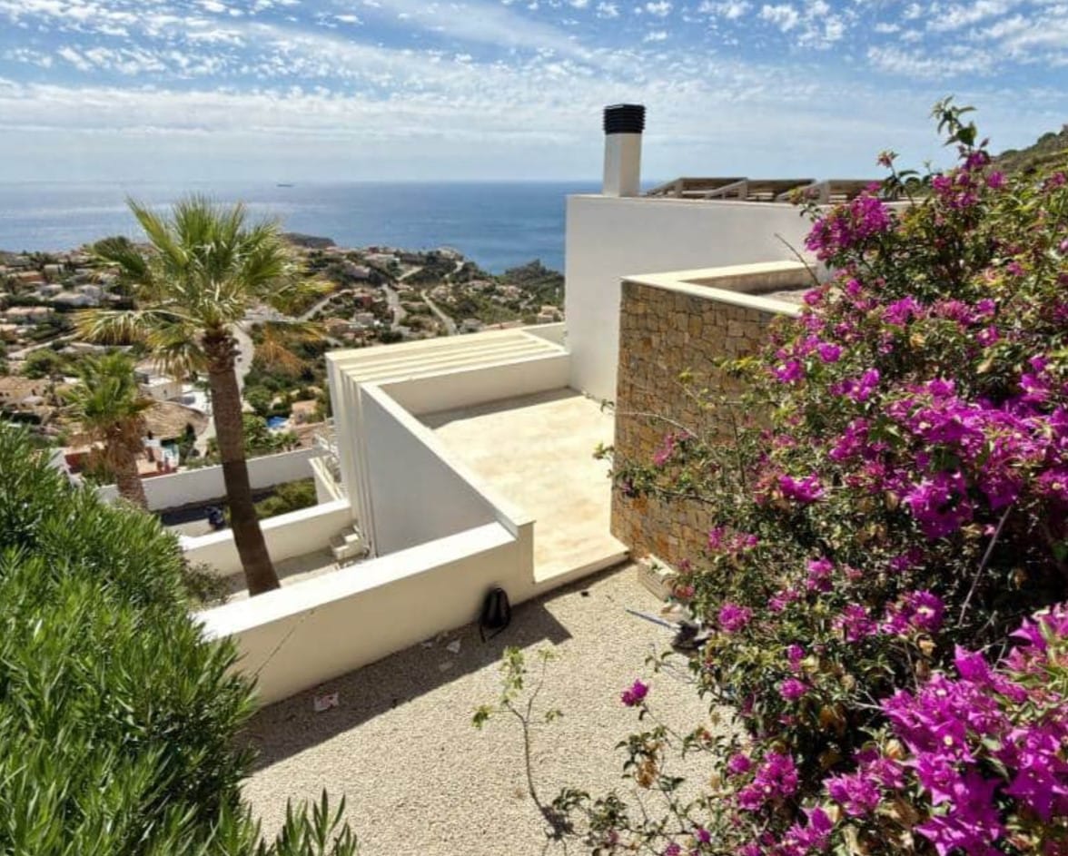 Villa de lujo con vistas panorámicas al mar en Moraira – diseño moderno, piscina climatizada