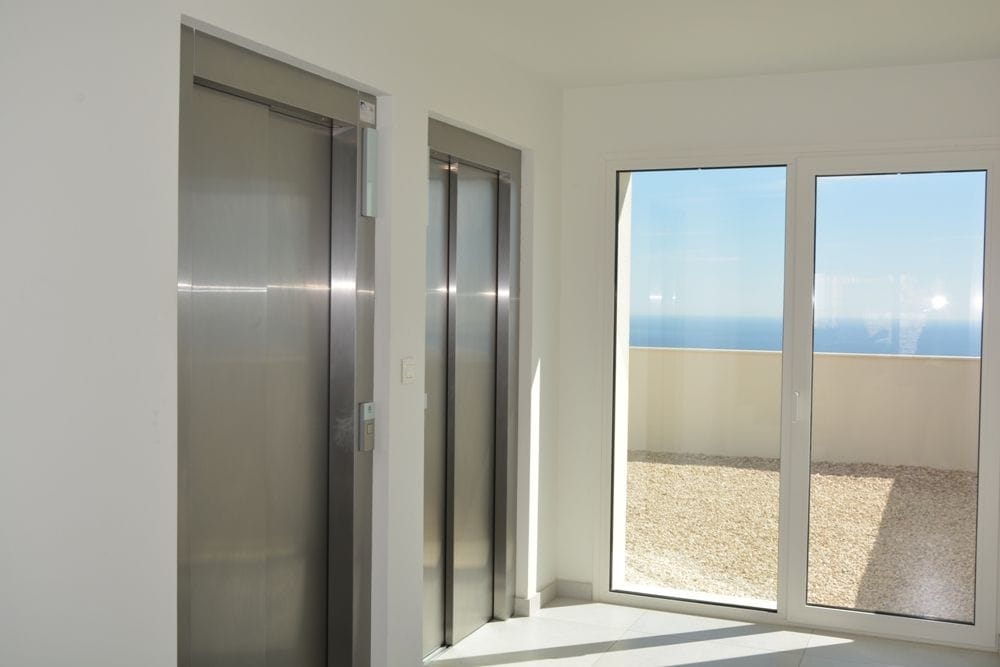 Precioso Apartamento de lujo que disfruta de la espectacularidad de las vistas al mar.-