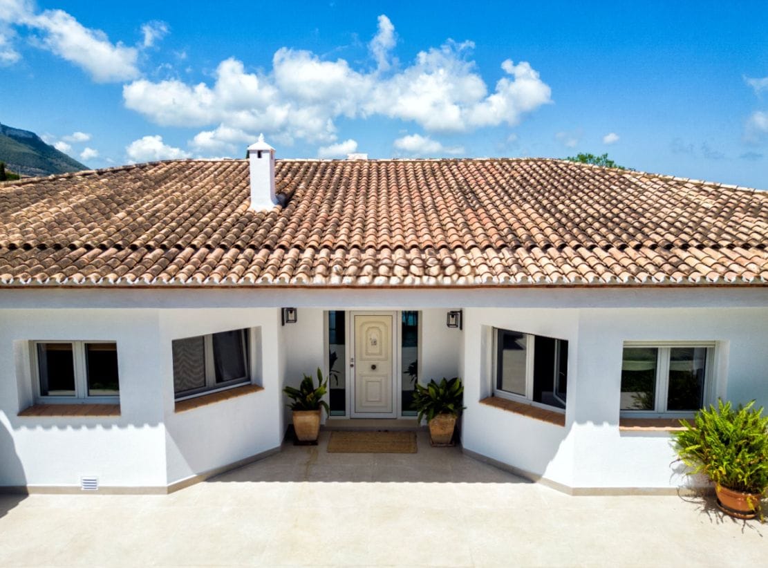 Villa zum Verkauf mit 4 Schlafzimmern und Pool in Denia, Alicante