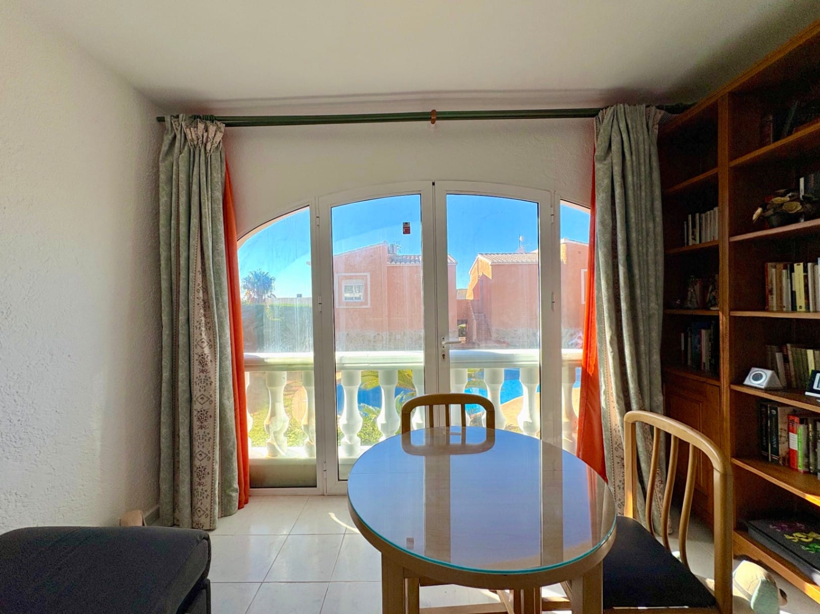 Appartement met gemeenschappelijk zwembad en tuin met gras
