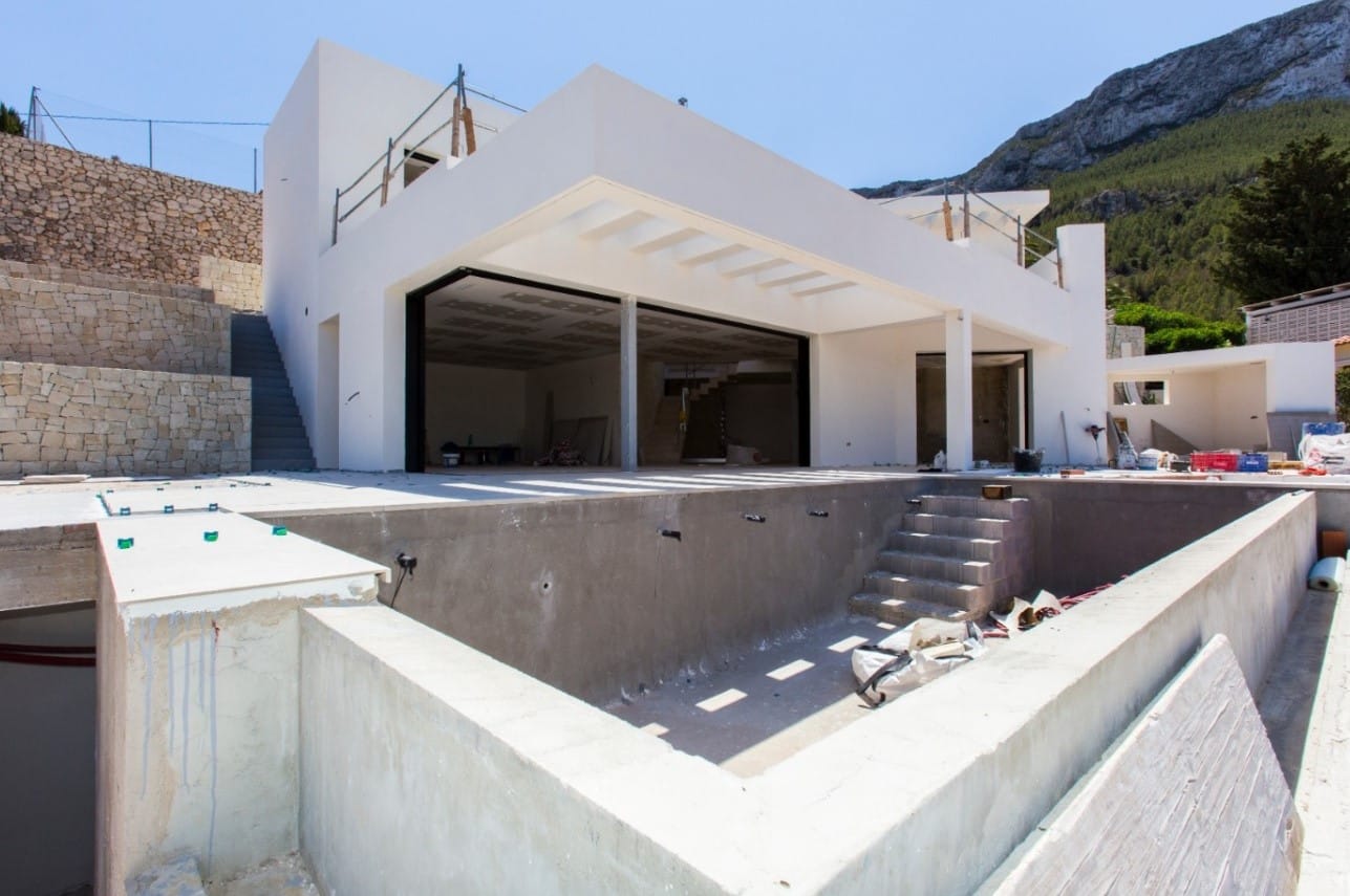 Villa Moderna en Construcción con Vistas al Mar en Dénia