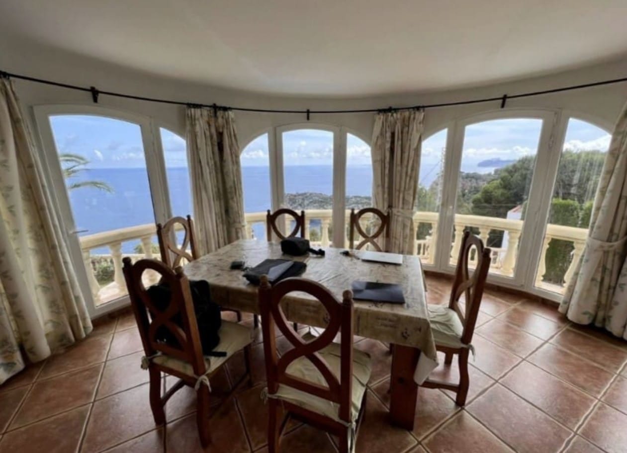 Espectacular villa de 3 dormitorios con vistas al mar en la Cala Ambolo - Javea
