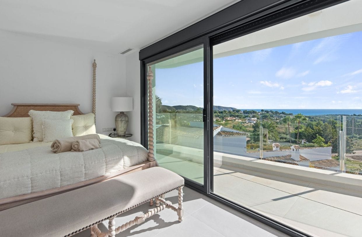 Espectacular villa de nueva construcción con vistas panorámicas al mar en Moraira