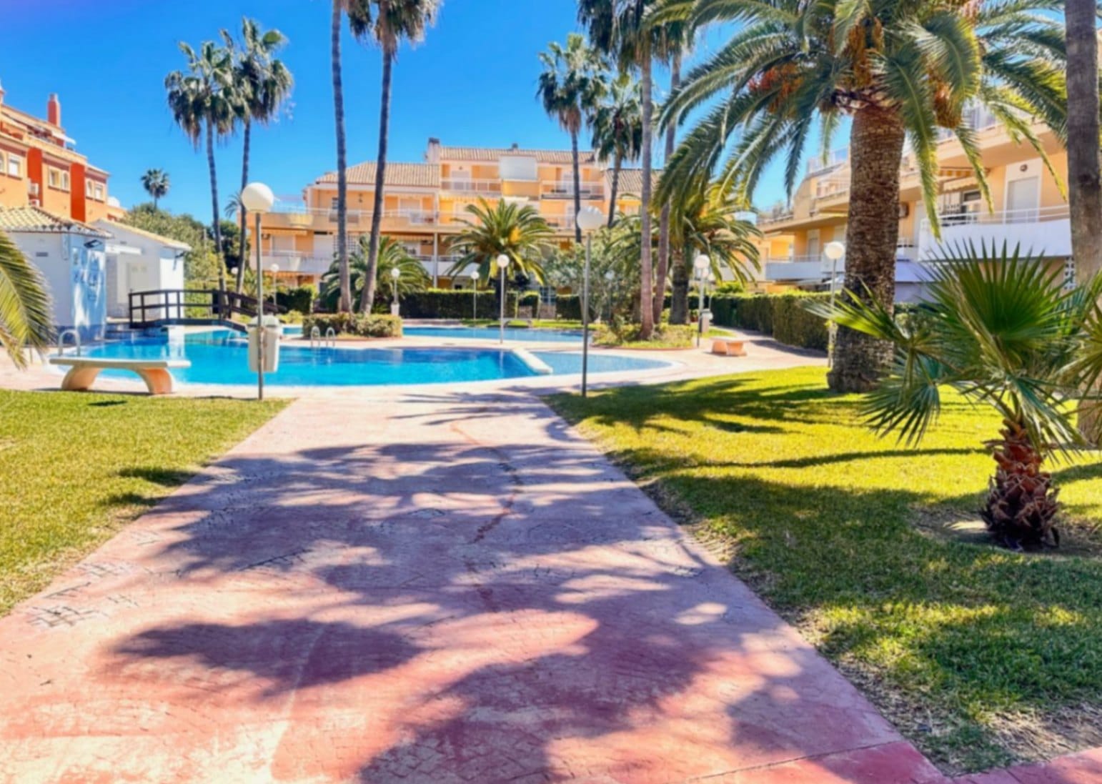 Amplio ático con gran terraza, piscina y excelente ubicación en Dénia (Las Marinas)