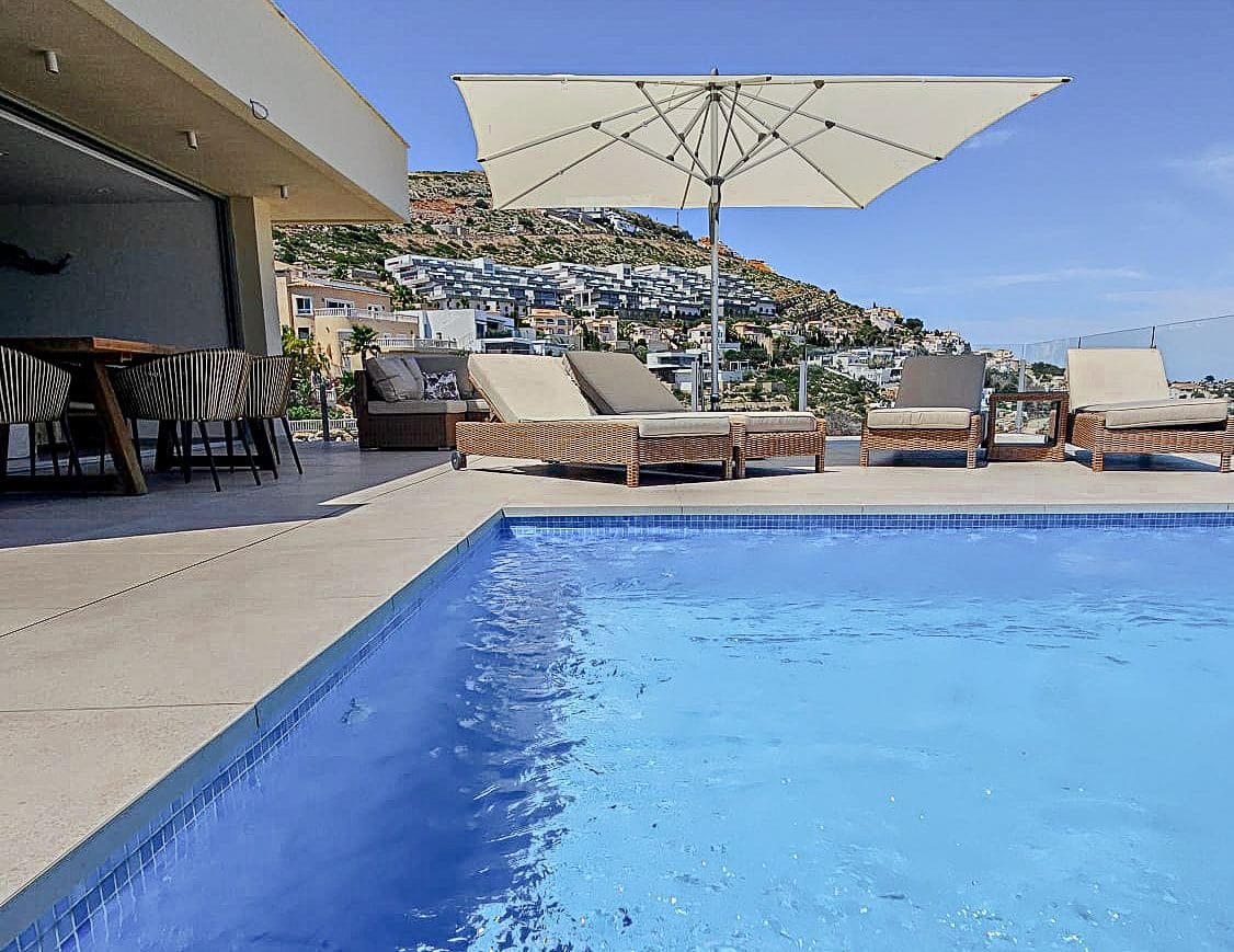 Villa contemporánea de obra nueva en Moraira con vistas panorámicas al mar y alta eficiencia energética