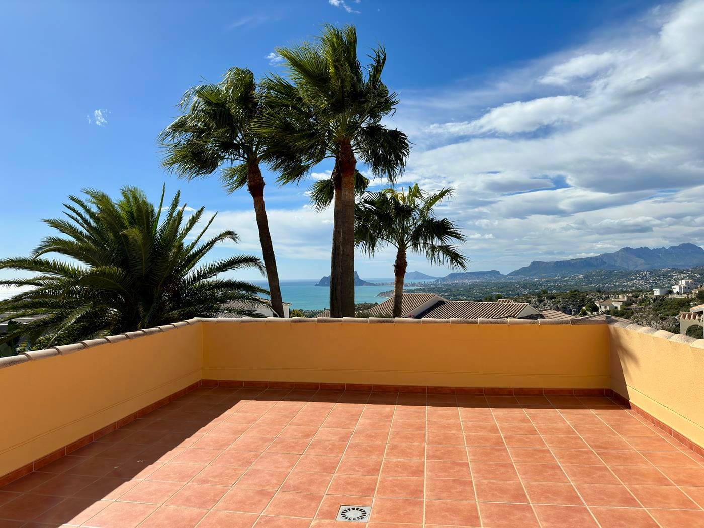Villa con jardín, piscina privada y vistas al mar en Cumbre del Sol