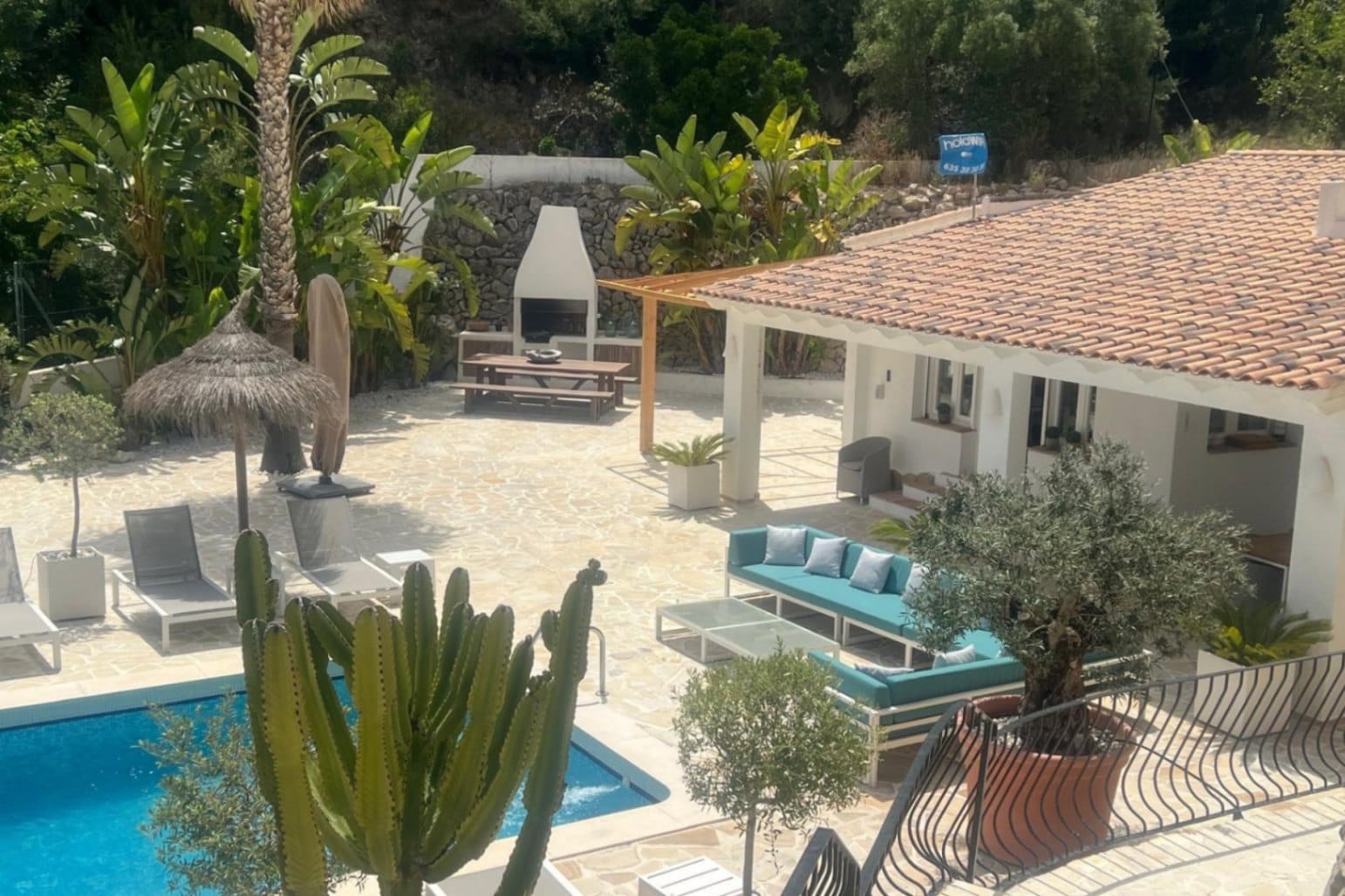 Ibizan villa mit großem Privatgrundstück und Meerblick zum Verkauf in Moraira.