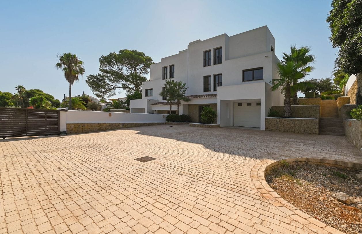 Exclusiva Villa Mediterránea Reformada con Vistas al Mar en Moraira