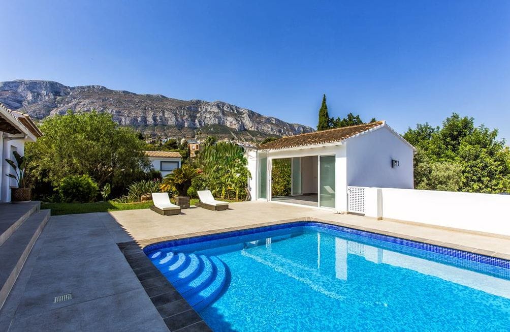 Villa zum Verkauf mit 4 Schlafzimmern und Pool in Denia, Alicante