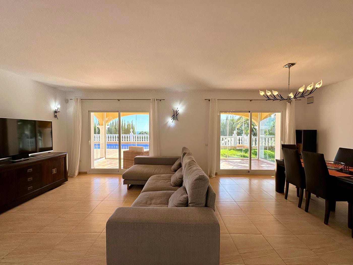 Villa con jardín, piscina privada y vistas al mar en Cumbre del Sol