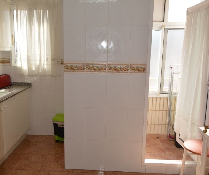 Bel appartement en duplex très bien distribué avec de belles vues sur la mer et le Montgo,