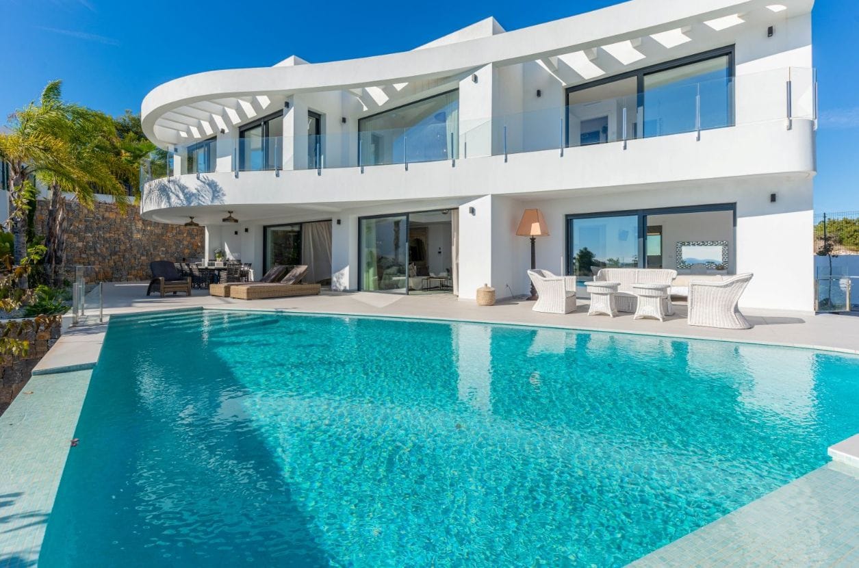 Espectacular villa de nueva construcción con vistas panorámicas al mar en Moraira