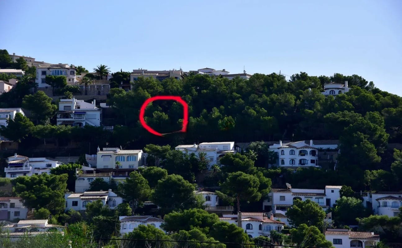 Parcela con vistas al mar y licencia concedida en Moraira