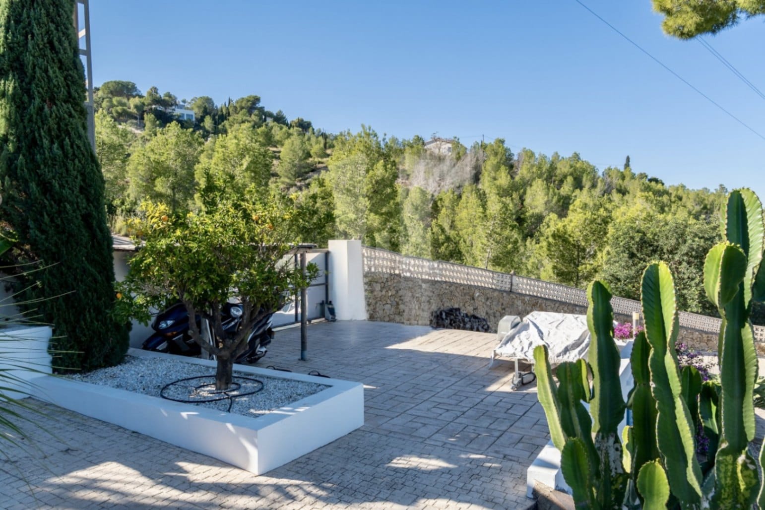 Excepcional villa de 3 dormitorios y piscina y vistas al mar en Denia