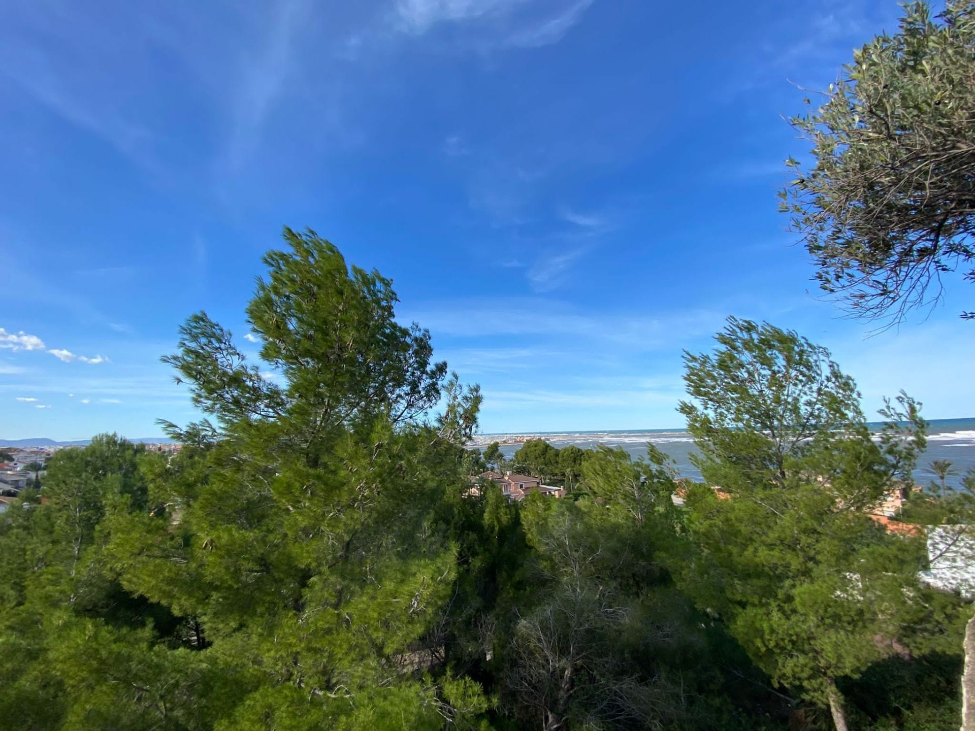 Parcela con proyecto y licencia en Denia