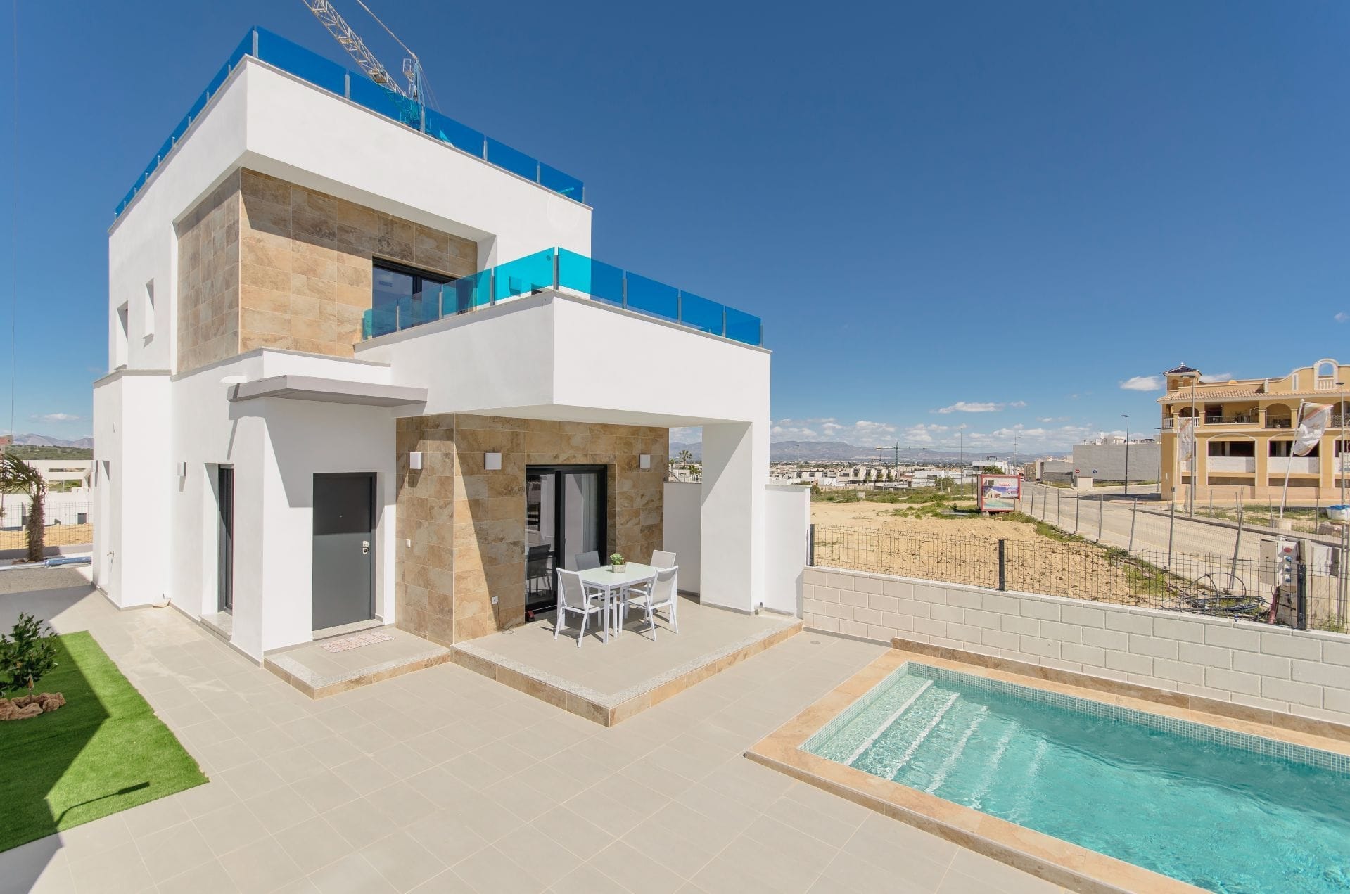 Chalet moderno con vistas al mar y a la montaña en Polop