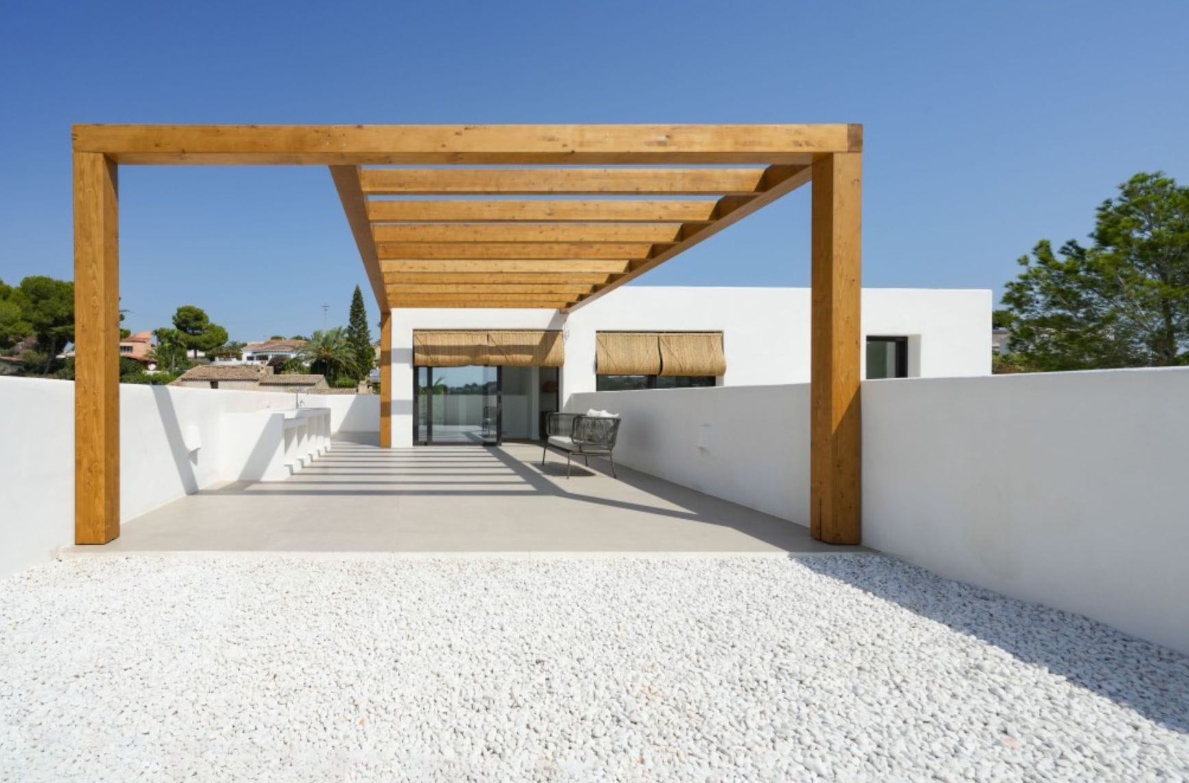 Villa ibicenca de obra nueva con vistas al mar en Moraira