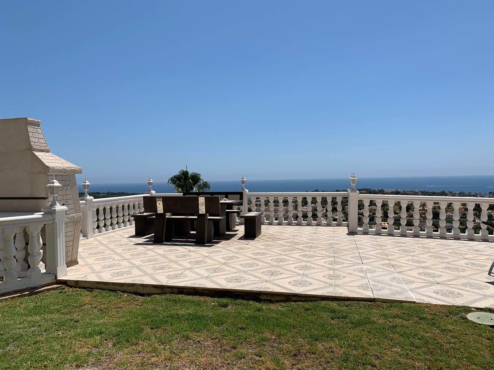 VILLA CON IMPRESIONANTES VISTAS AL MAR Y A LA COSTA