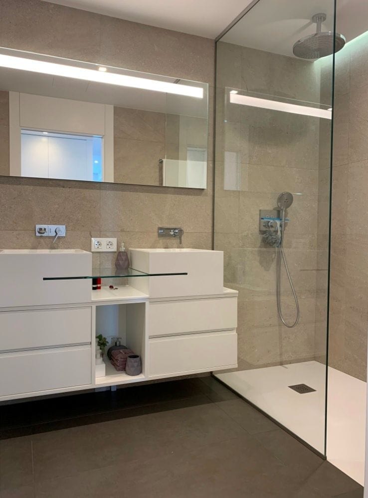 Precioso Apartamento de lujo que disfruta de la espectacularidad de las vistas al mar.-
