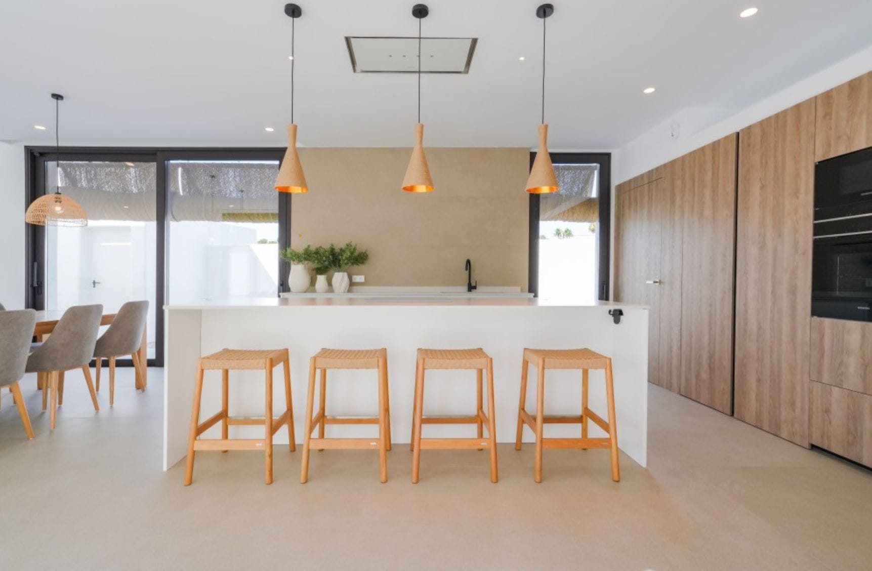 Villa ibicenca de obra nueva con vistas al mar en Moraira