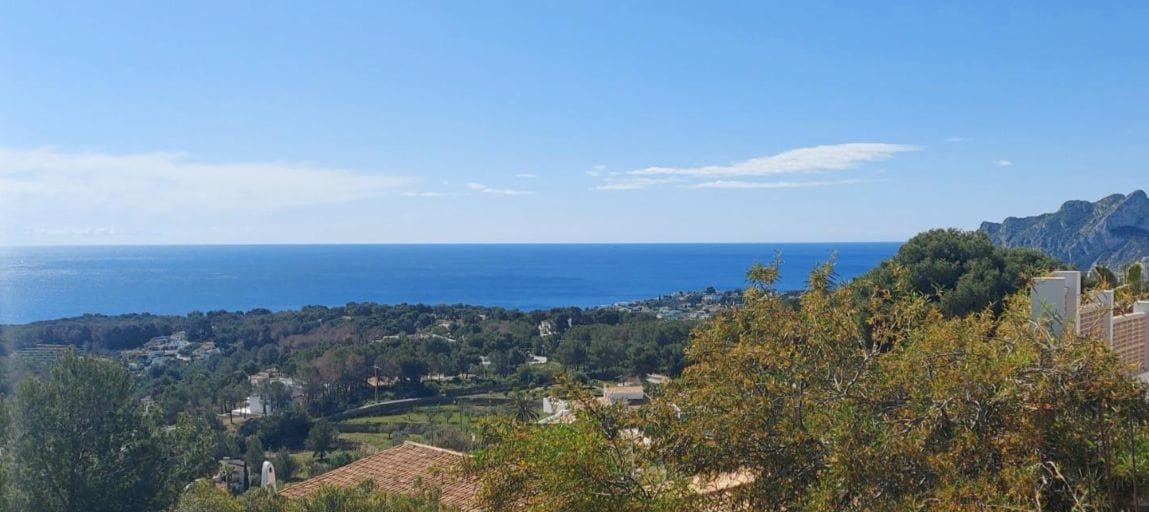 Exclusiva parcela con vistas panorámicas al mar en Benisa