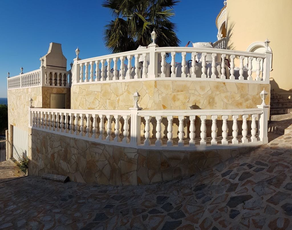 VILLA CON IMPRESIONANTES VISTAS AL MAR Y A LA COSTA