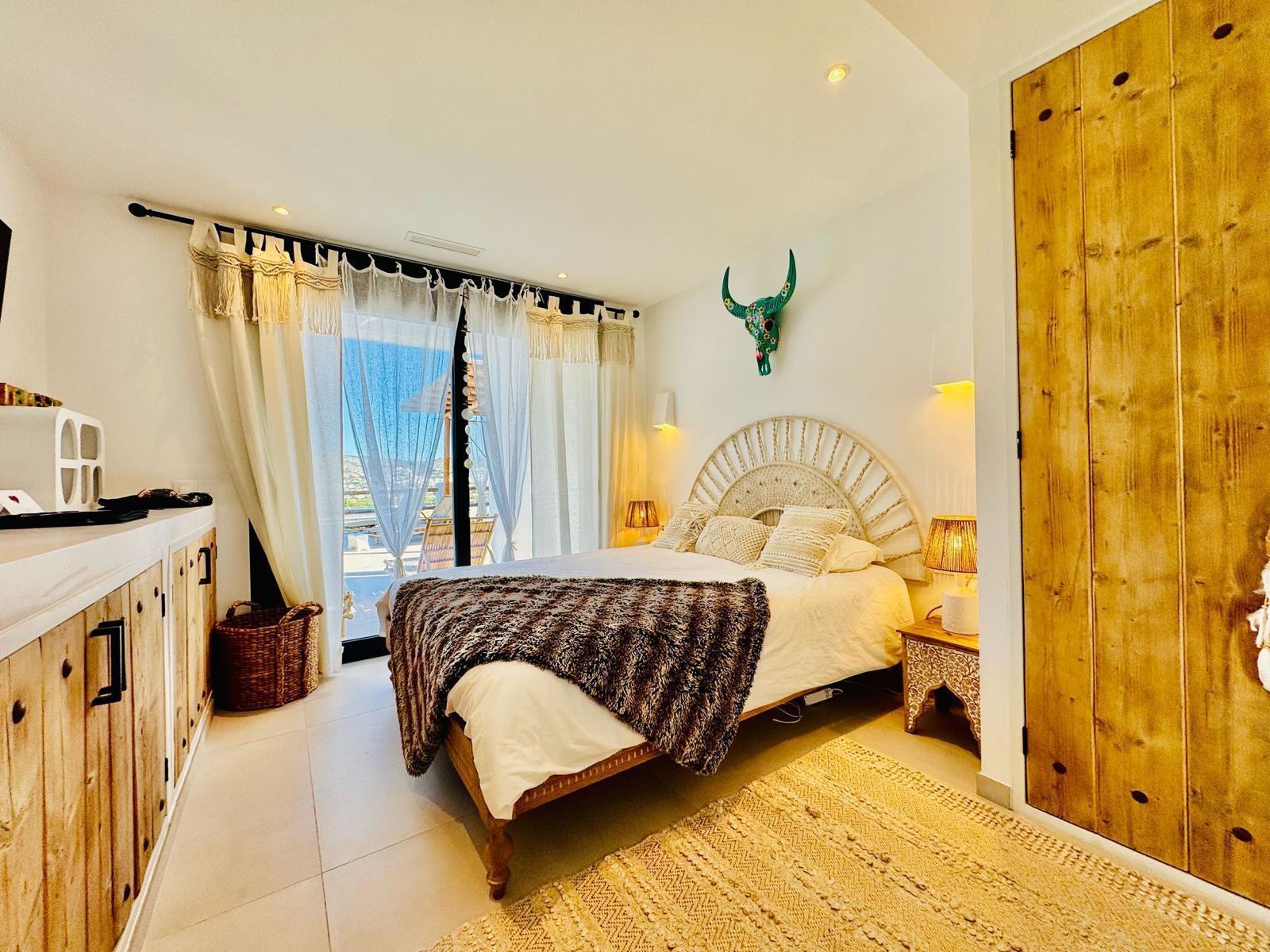 Exclusiva villa moderna en Jávea con vistas al mar y al Montgó