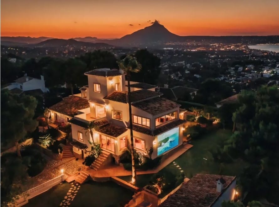 Impresionante Villa Mediterránea con Vistas Panorámicas al Mar de Jávea