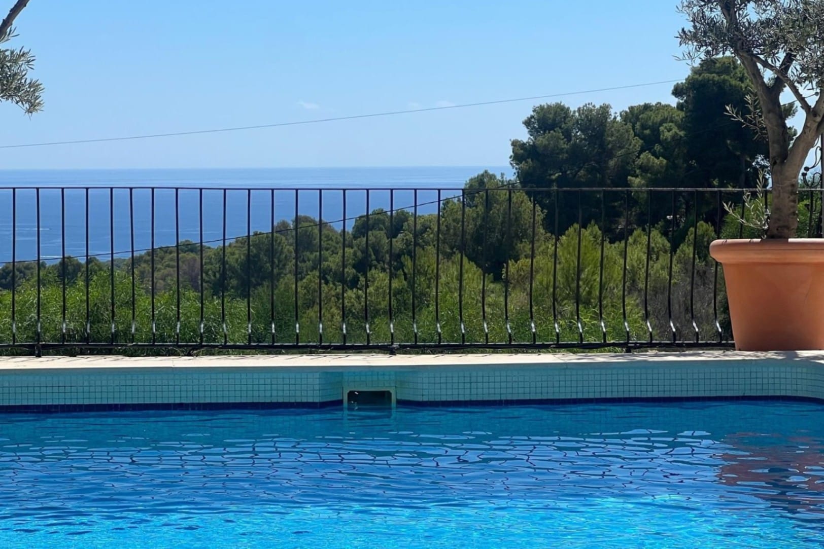 Ibizan villa mit großem Privatgrundstück und Meerblick zum Verkauf in Moraira.