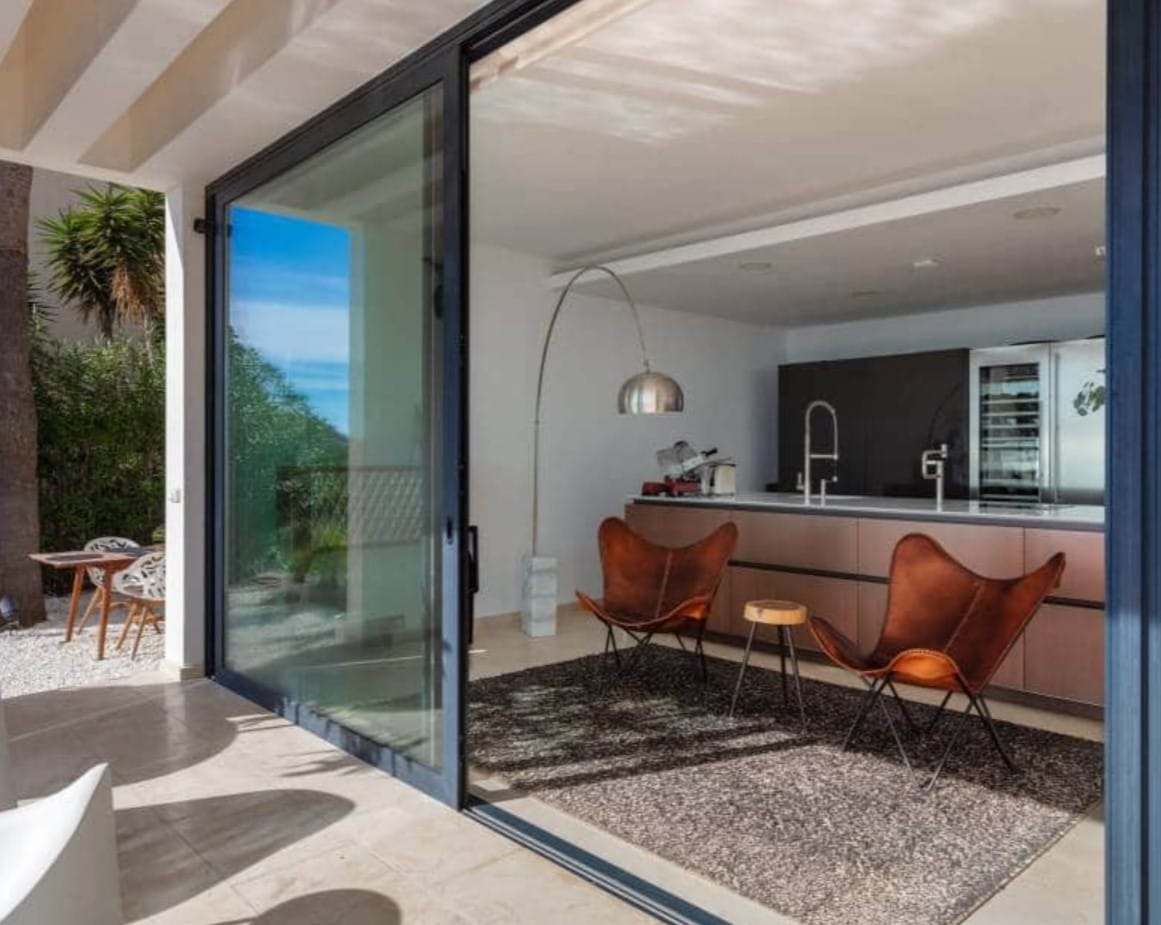 Villa de lujo con vistas panorámicas al mar en Moraira – diseño moderno, piscina climatizada