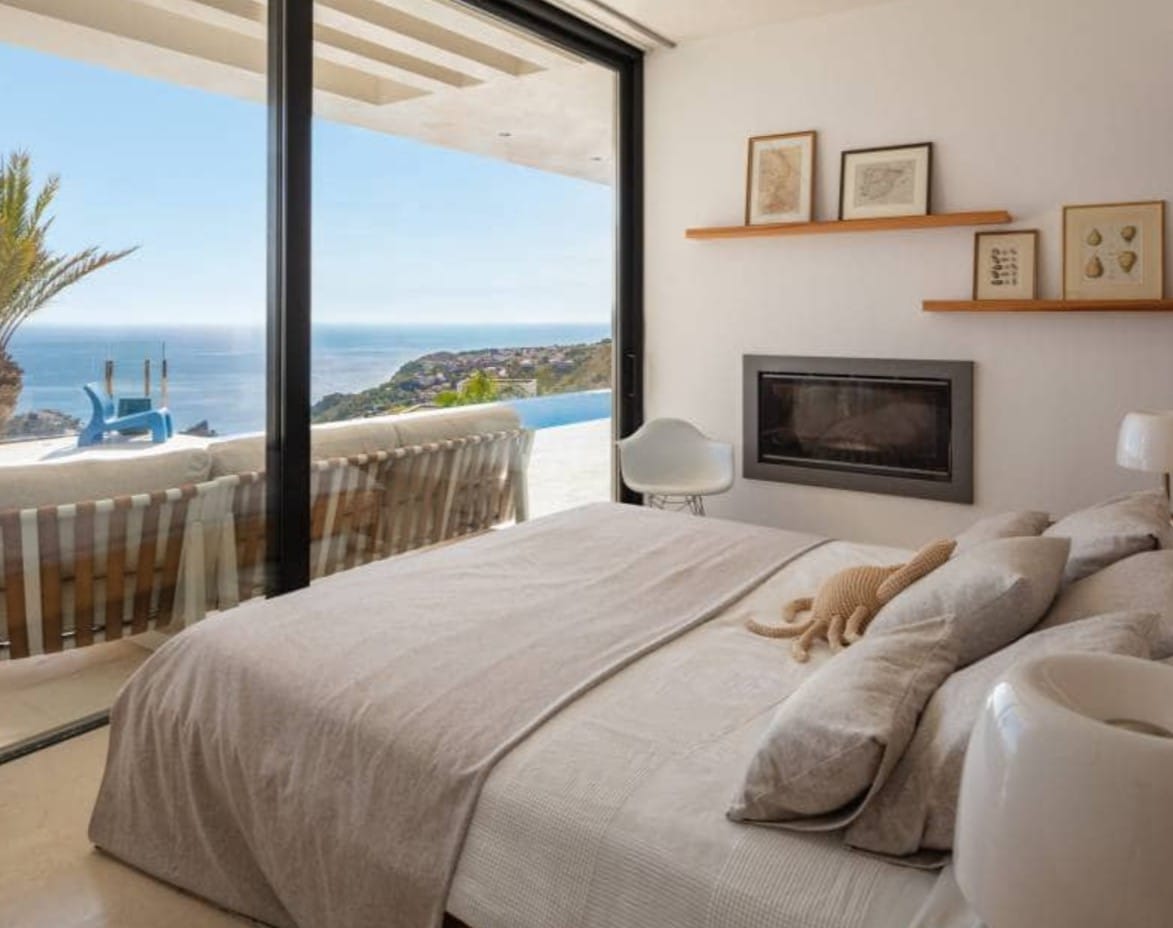 Villa de lujo con vistas panorámicas al mar en Moraira – diseño moderno, piscina climatizada